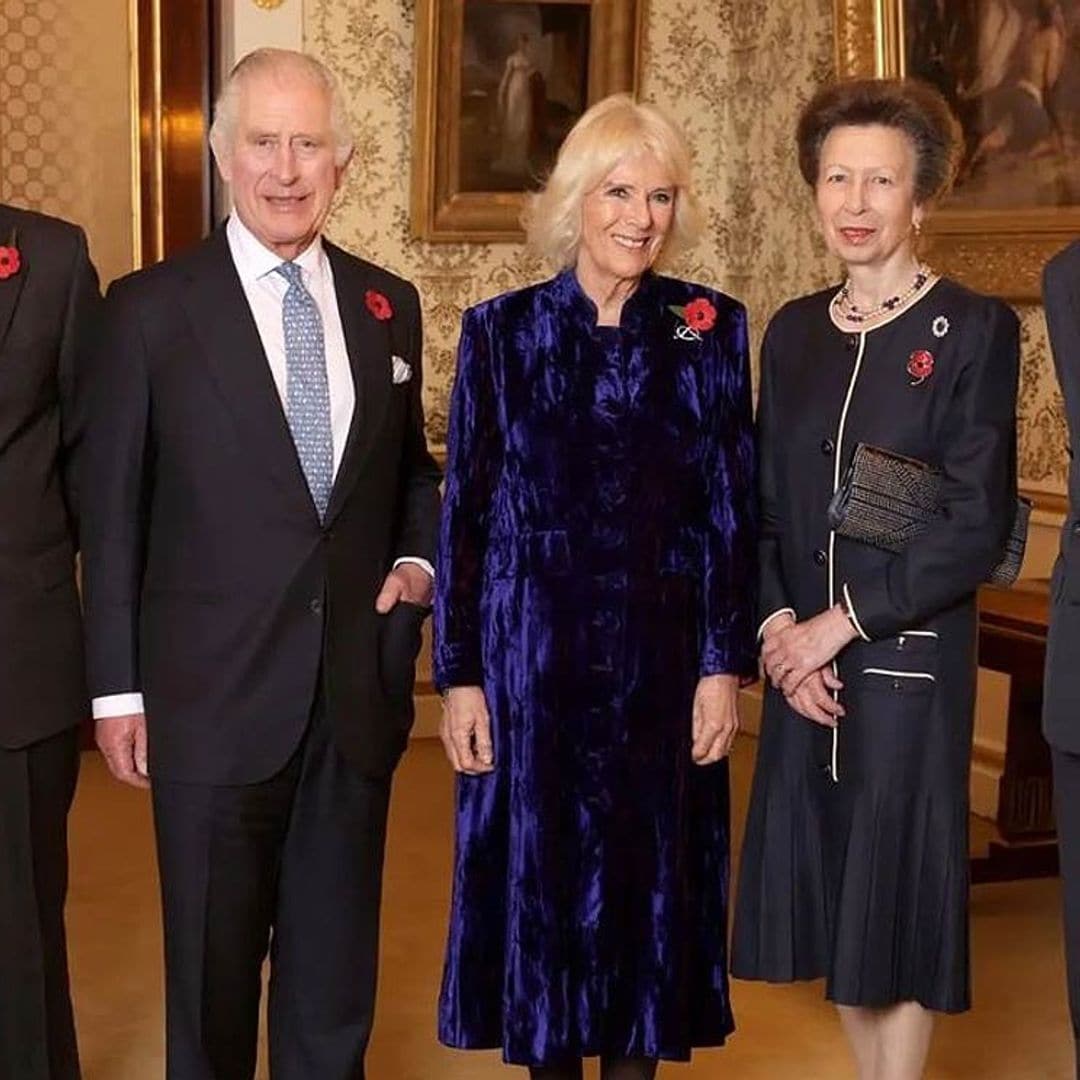 Un nuevo retrato oficial de los reyes Carlos y Camilla muestra quiénes son sus otros apoyos