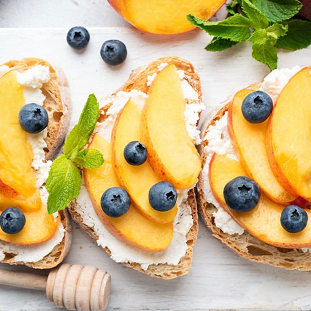 Tostadas con ricotta, melocotón, miel y arándanos