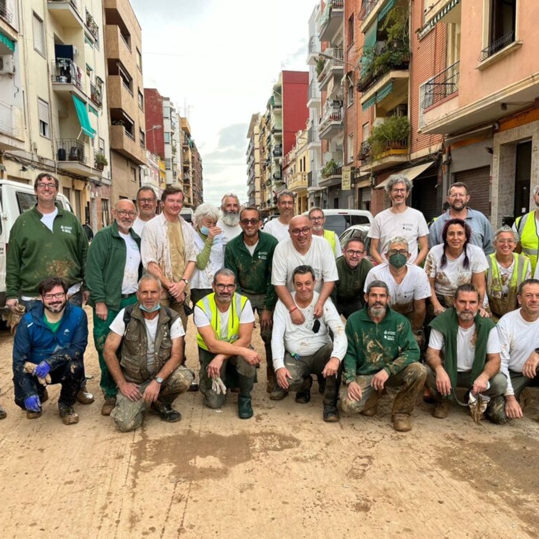 El duque de Calabria, primo del rey Felipe, se enfunda las botas para ayudar a los afectados por la DANA