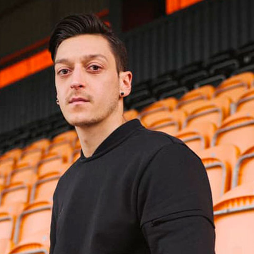 La emotiva despedida de Özil a un pequeño fan