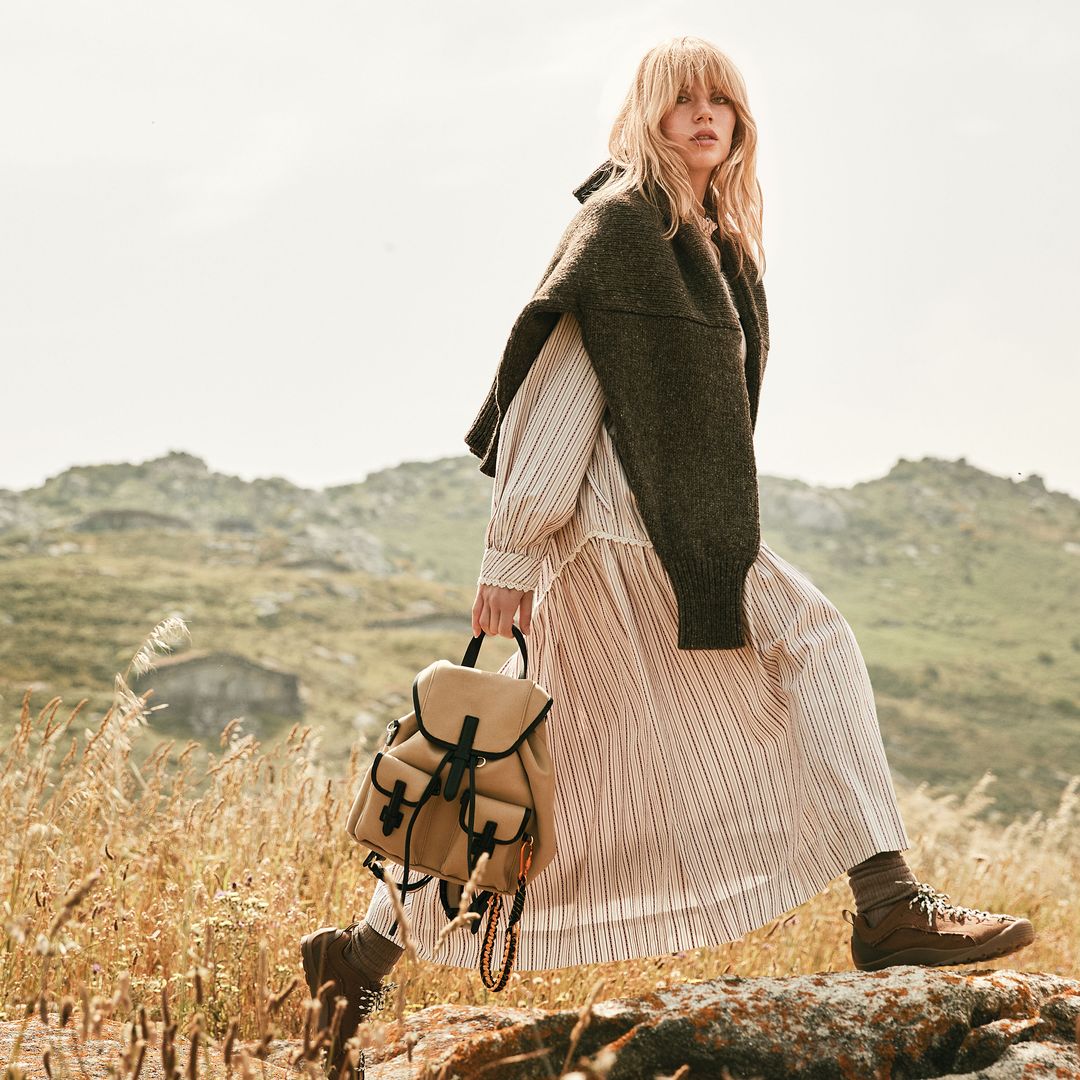 Chic utilitario: Estilo y funcionalidad se dan la mano en accesorios repletos de bolsillos. En la imagen, nuestra modelo posa con vestido y zapatillas, ambos de Skall Studio; jersey de lana, de Babàa; mochila, de Weekend Max Mara, y calcetines, de Cóndor