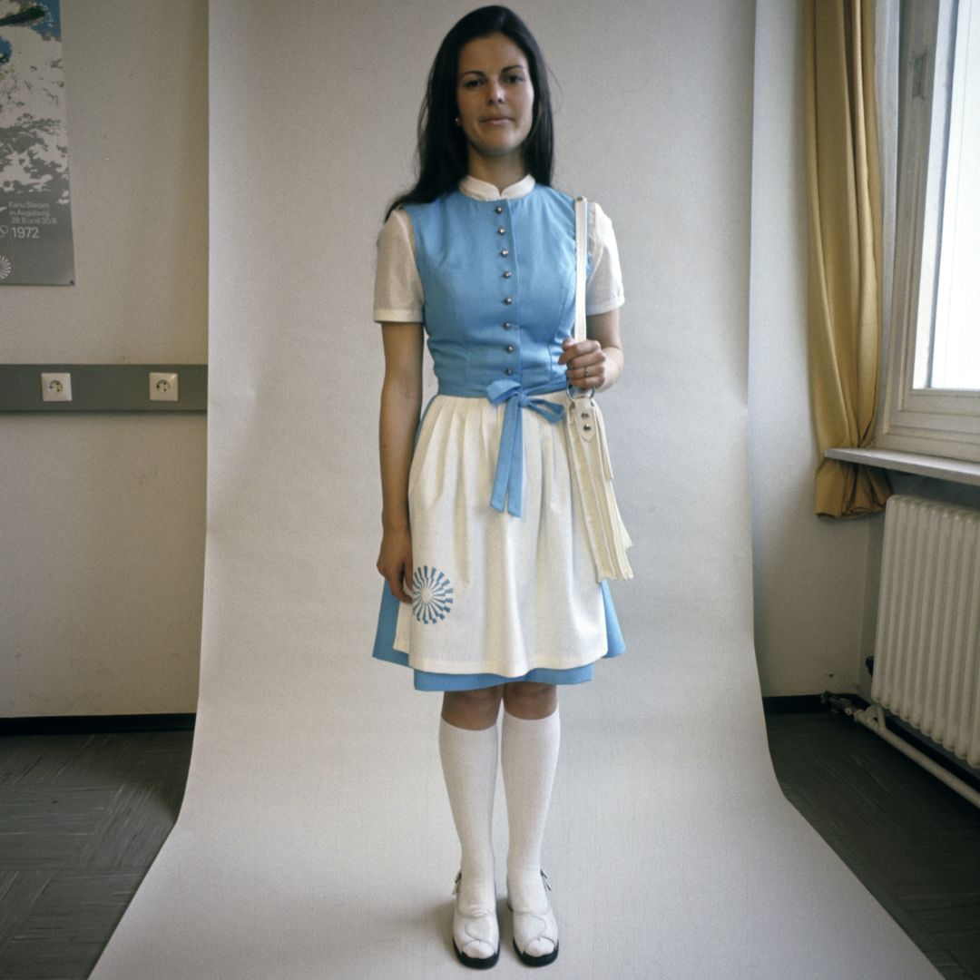 Silvia de Suecia -entonces Silvia Sommerlath- con 23 años y su uniforme de azafata de los Juegos Olímpicos de Munich de 1972