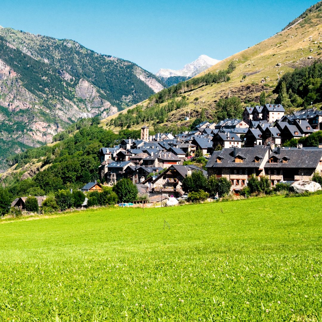 El valle secreto del Pirineo catalán que parece sacado de un cuento medieval y donde el tiempo se detuvo hace 10 siglos