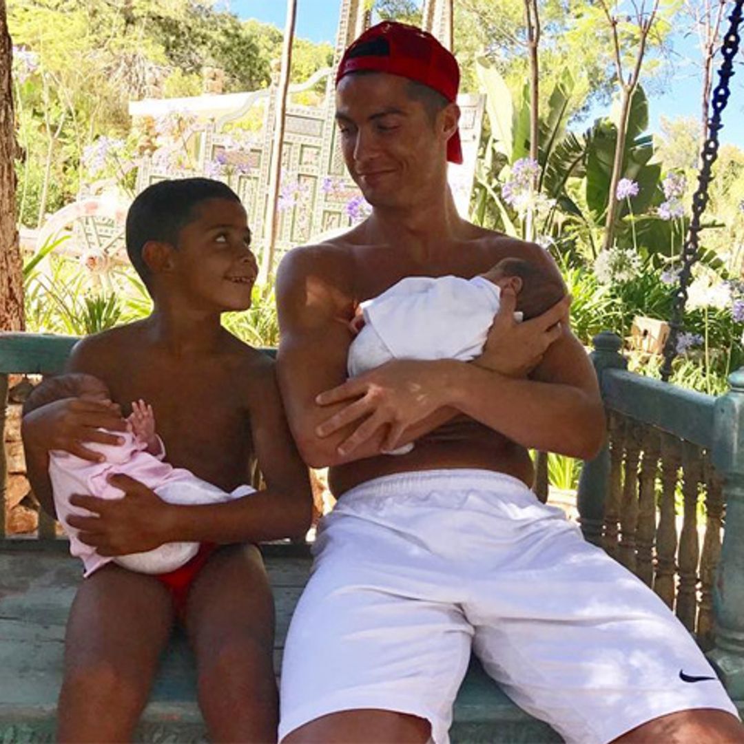 La imagen más tierna de Cristiano Ronaldo con sus tres hijos