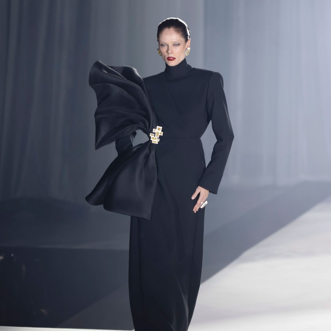 Coco Rocha cierra el desfile de Stéphane Rolland en la Semana de la Moda en París con un 'look bridal'