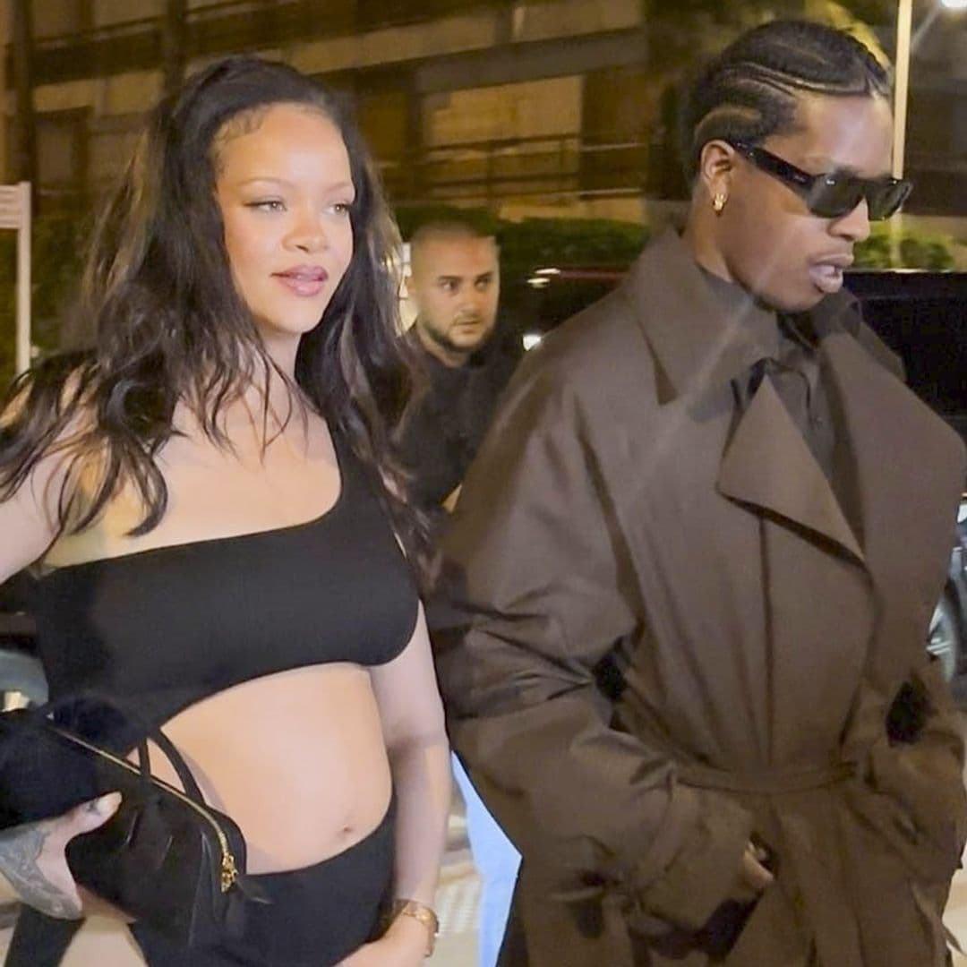 Rihanna presume su embarazo con un impresionante vestido con 'cut-outs'