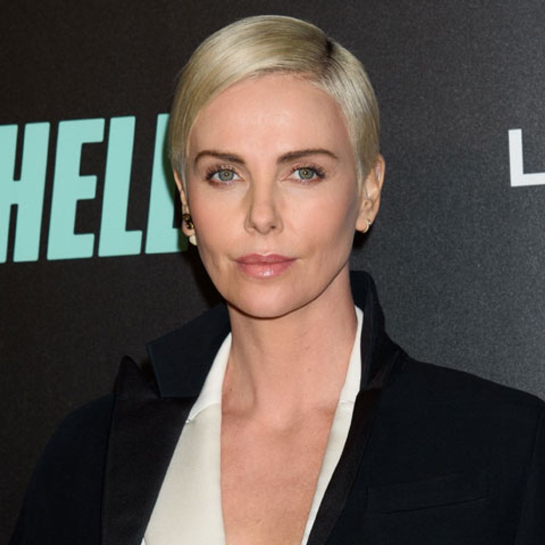 ¡Adiós 'blazer'! Charlize Theron encuentra la alternativa perfecta para tus looks de fiesta
