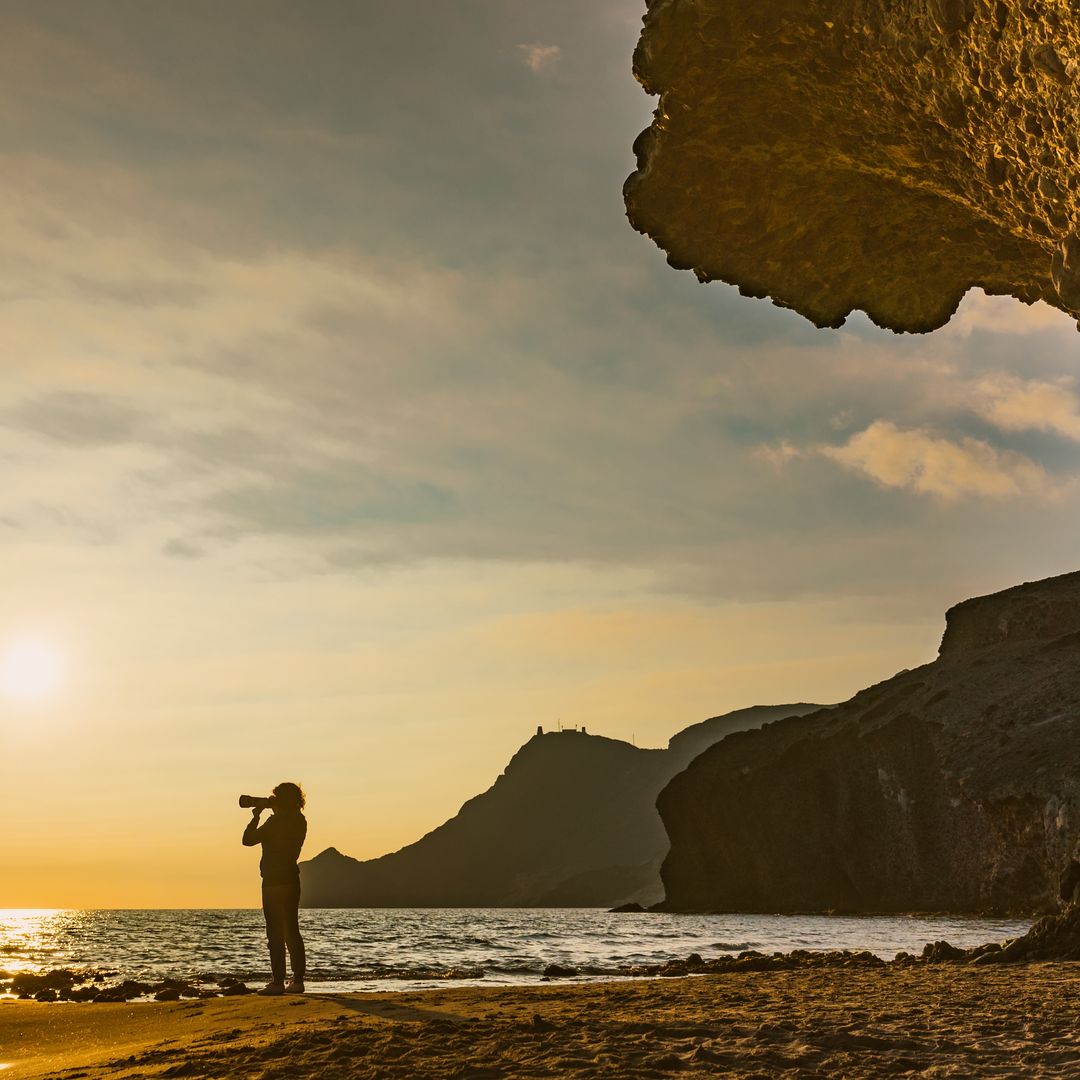 Atardecer en la playa de Mónsul, en el cabo de Gata, Almería