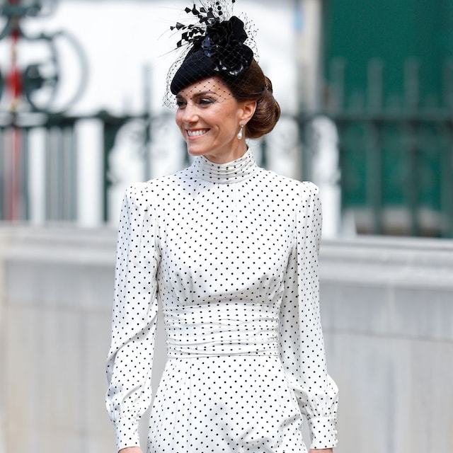 La princesa de Gales, Kate Middleton, con un vestido muy similar al de su suegra y los pendientes de perlas y diamantes que heredó el príncipe William de su madre 