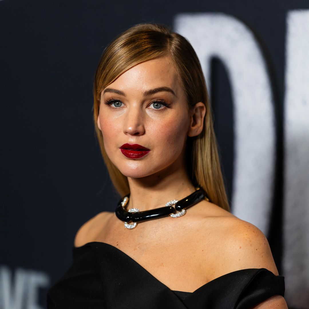 Jennifer Lawrence, una princesa gótica en Nueva York: su look 'glam' en la premiere de su nueva película con Robert Pattinson