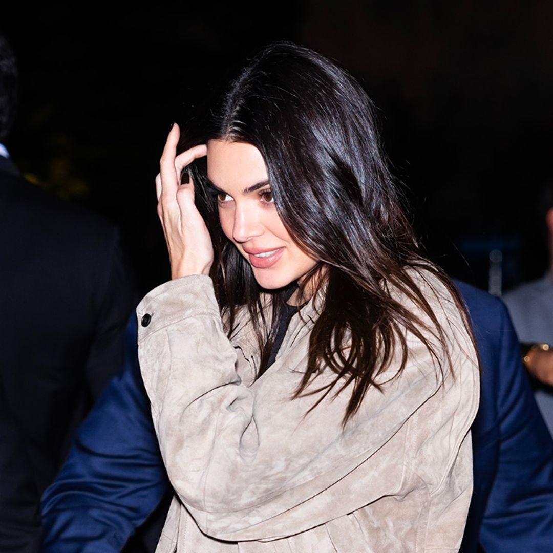 Kendall Jenner acierta con la chaqueta de ante diseñada por las gemelas Olsen y pantalones masculinos