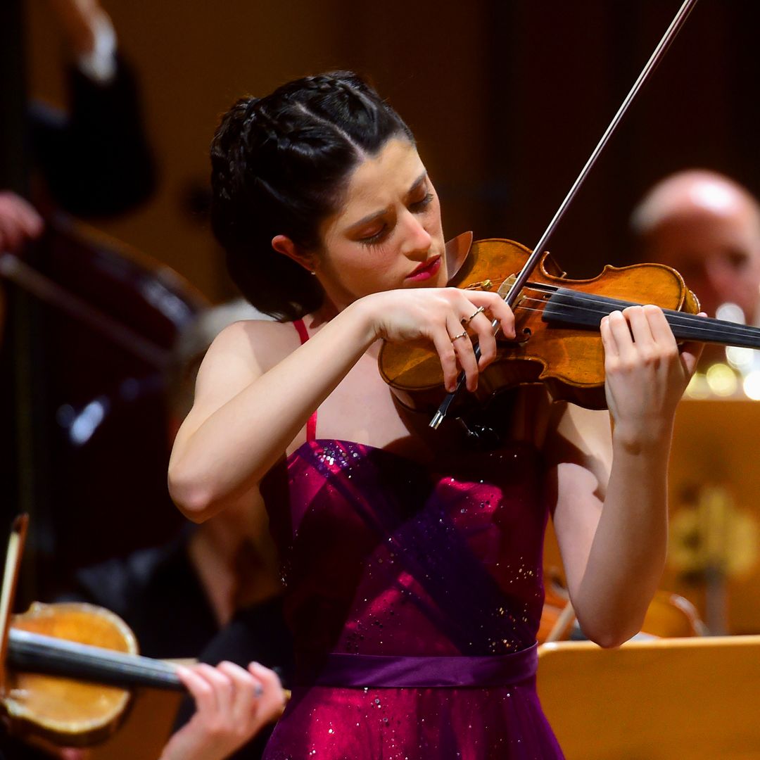 Los reyes de Suecia caen rendidos a la violinista española María Dueñas (23 años) en su histórico concierto de los Nobel