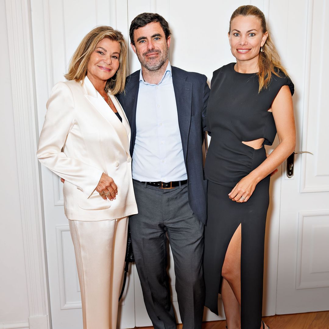 Cari Lapique junto a su hija, Carla Goyanes, y Antonio Matos: la imagen de la unión familiar en una noche cargada de significado