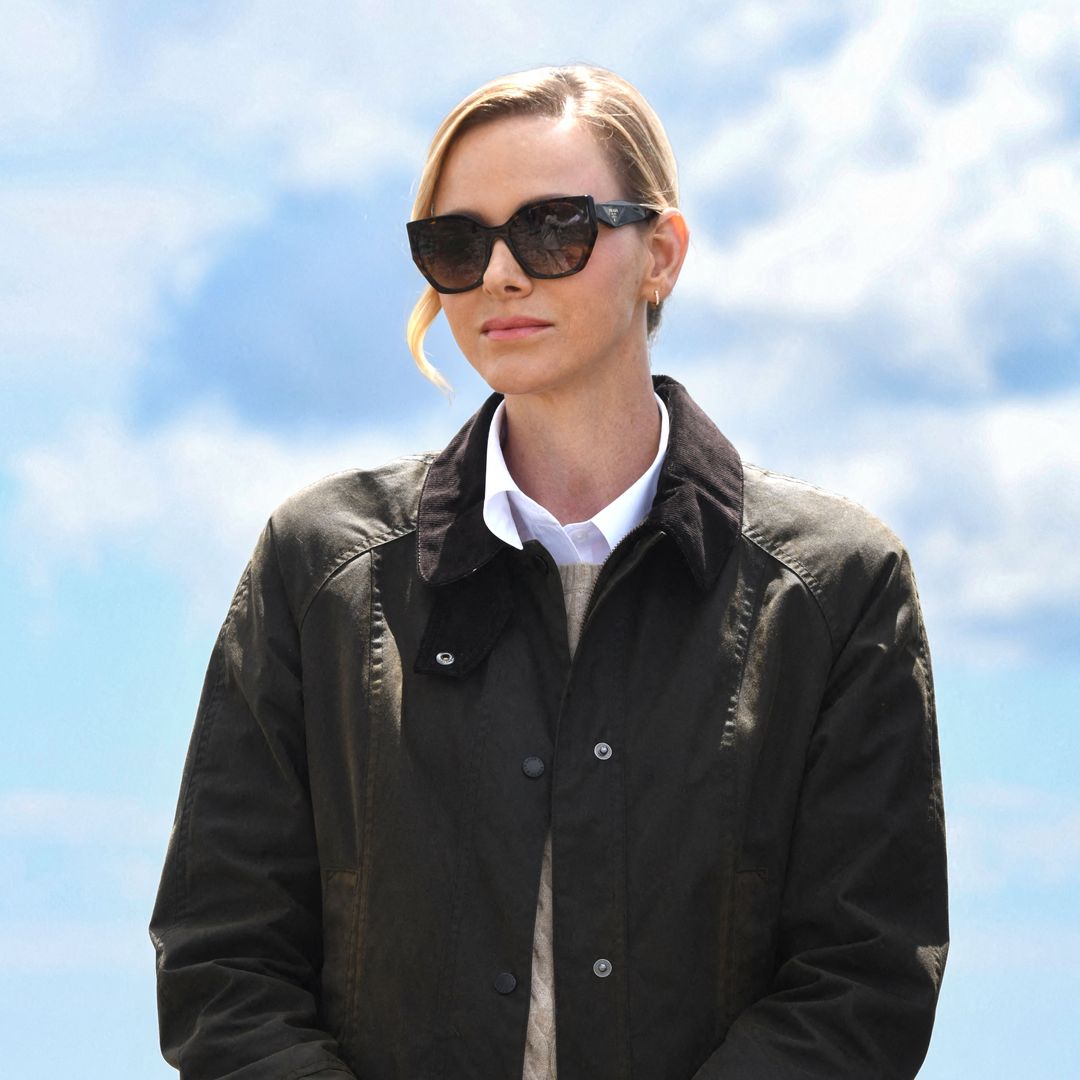 Charlene de Mónaco se rinde a la icónica chaqueta encerada de la realeza británica con un look casual impecable