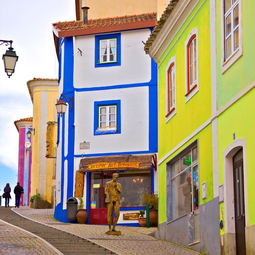 Calle de fachadas coloridas de Monchique, Algarve, Portugal