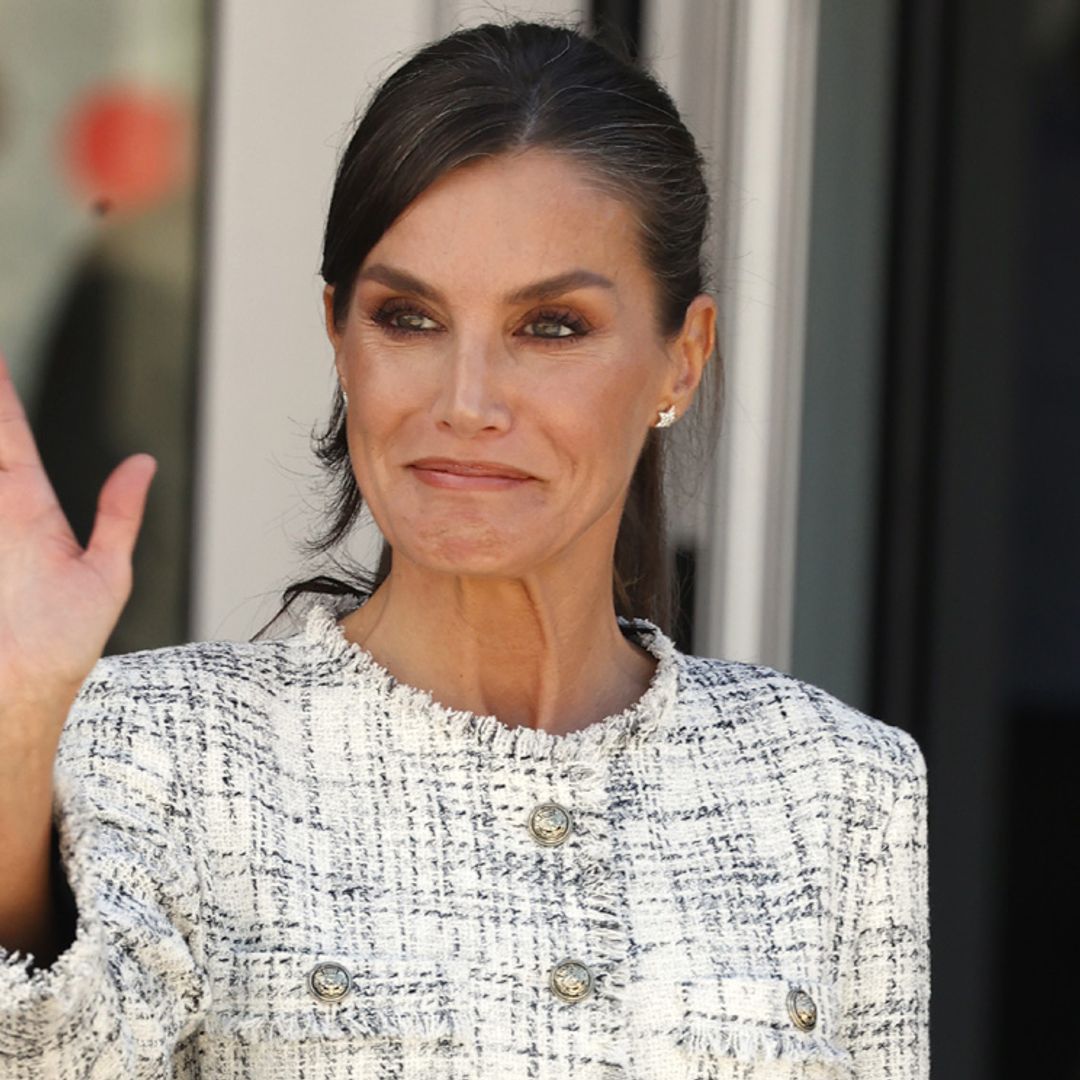 La reina Letizia marca cintura en Asturias con su chaqueta de 'tweed' y un complemento revelador