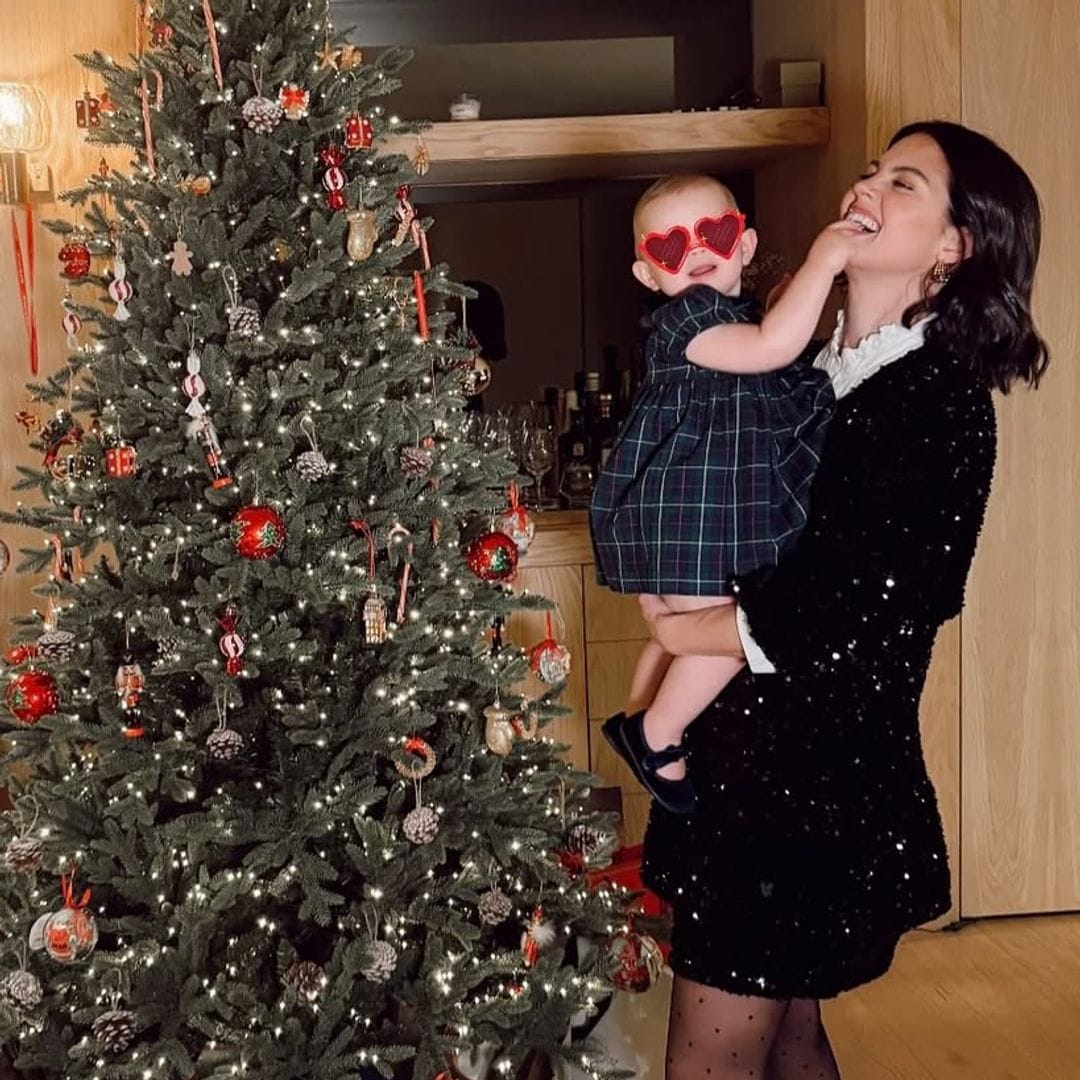 Isabelle Junot abre el álbum de fotos de su Navidad en familia con un minivestido negro de lentejuelas