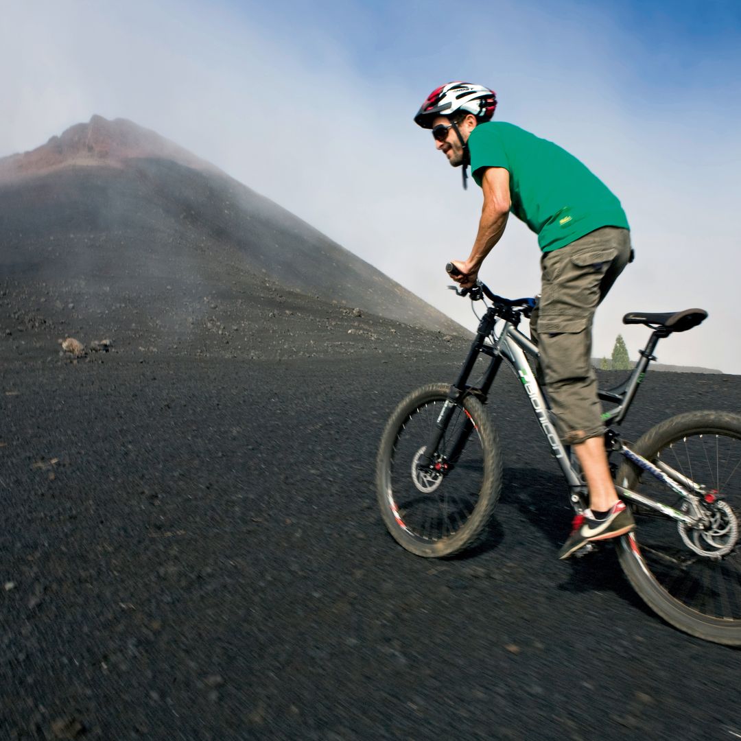 Ciclista junto al cráter del volcán Chinyero.