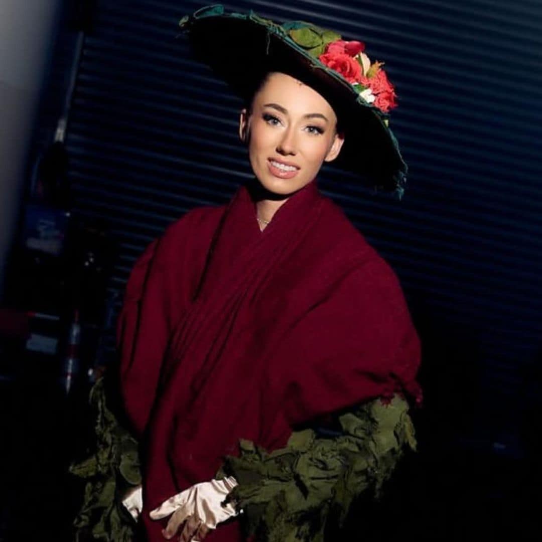 Miss Universe Gran Bretaña sufre dramática caída en el escenario en la muestra de trajes típicos