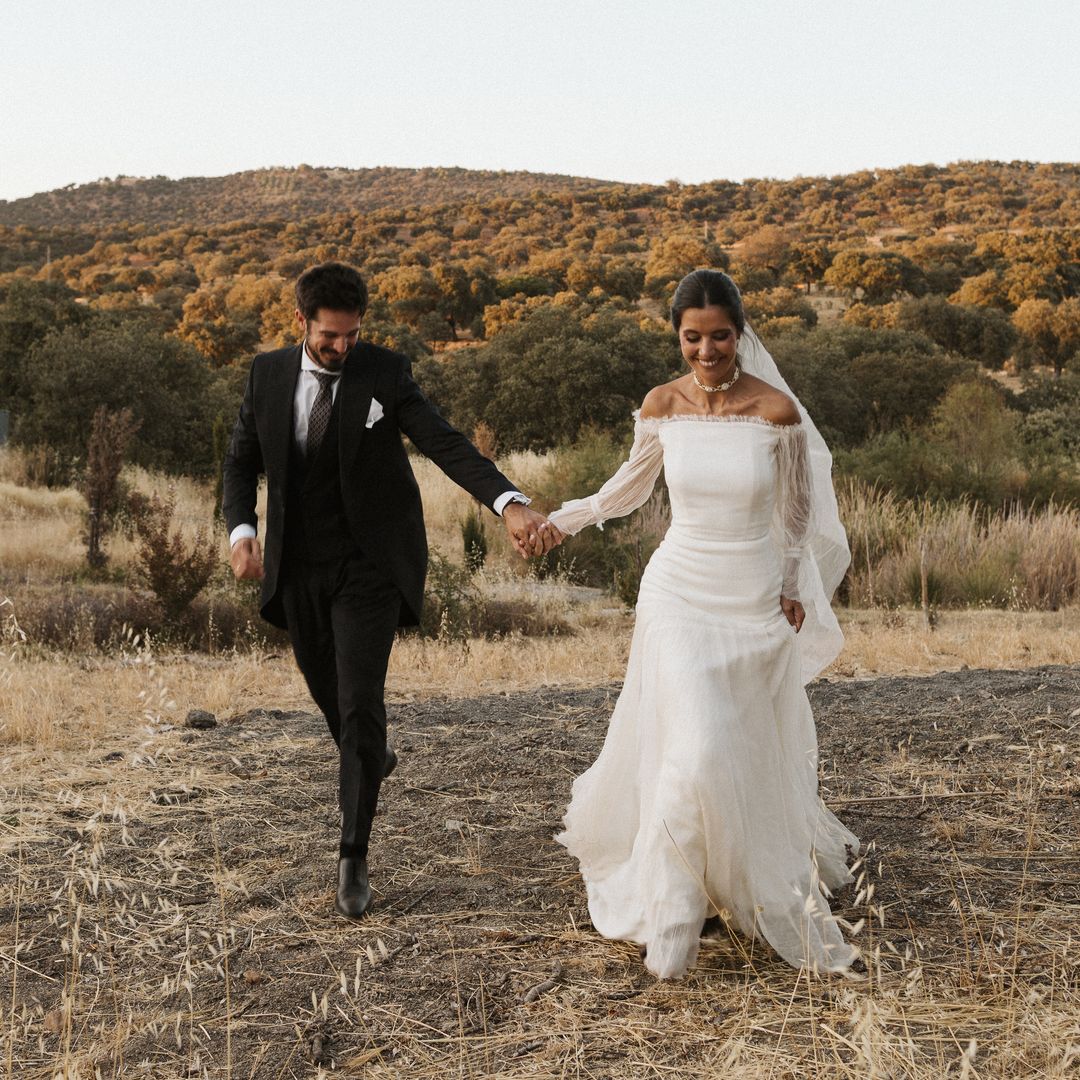 Un vestido de lino y un choker de los años 20 para la boda en Córdoba de Laura: "todas las mesas llevaban velas y violeteras con gerberas"