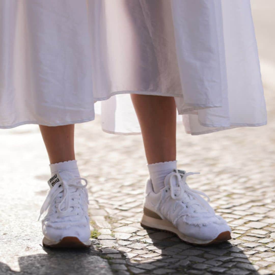 Versátiles y atemporales: consigue las zapatillas blancas perfectas para cada ocasión