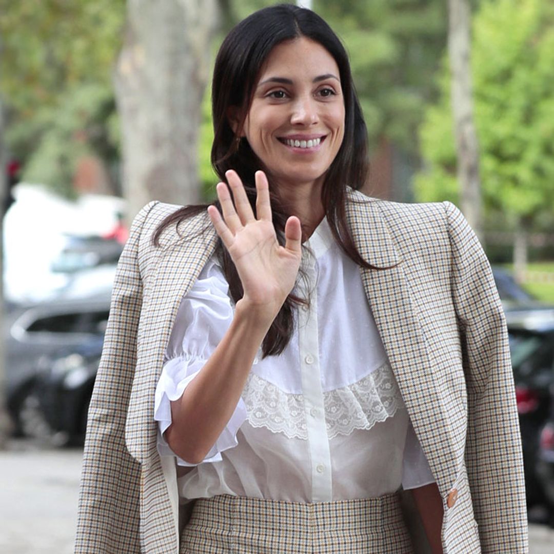 Sassa de Osma recupera su básico más romántico y lo moderniza con pantalón de cuero