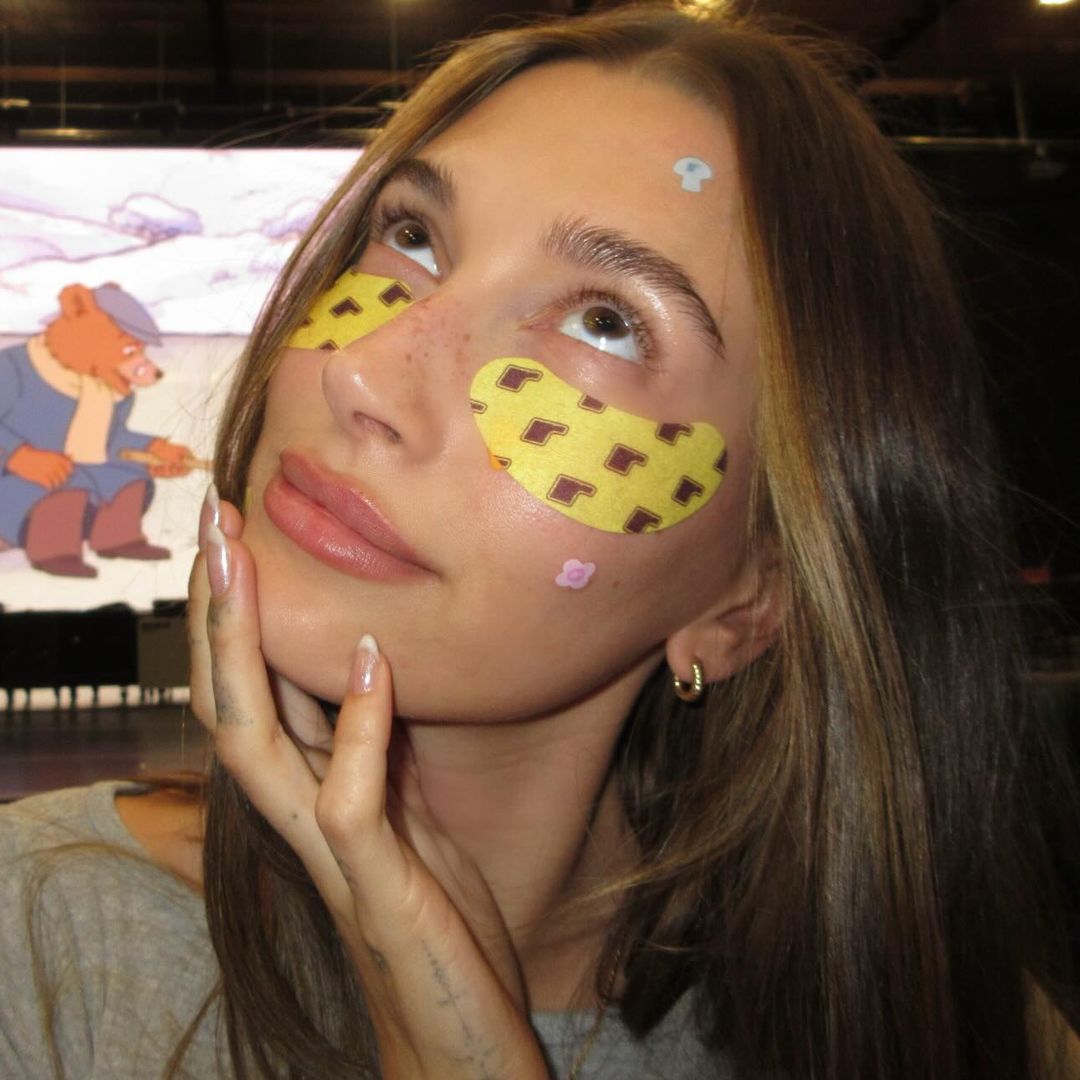 Hailey Bieber con manicura nacarada luminosa
