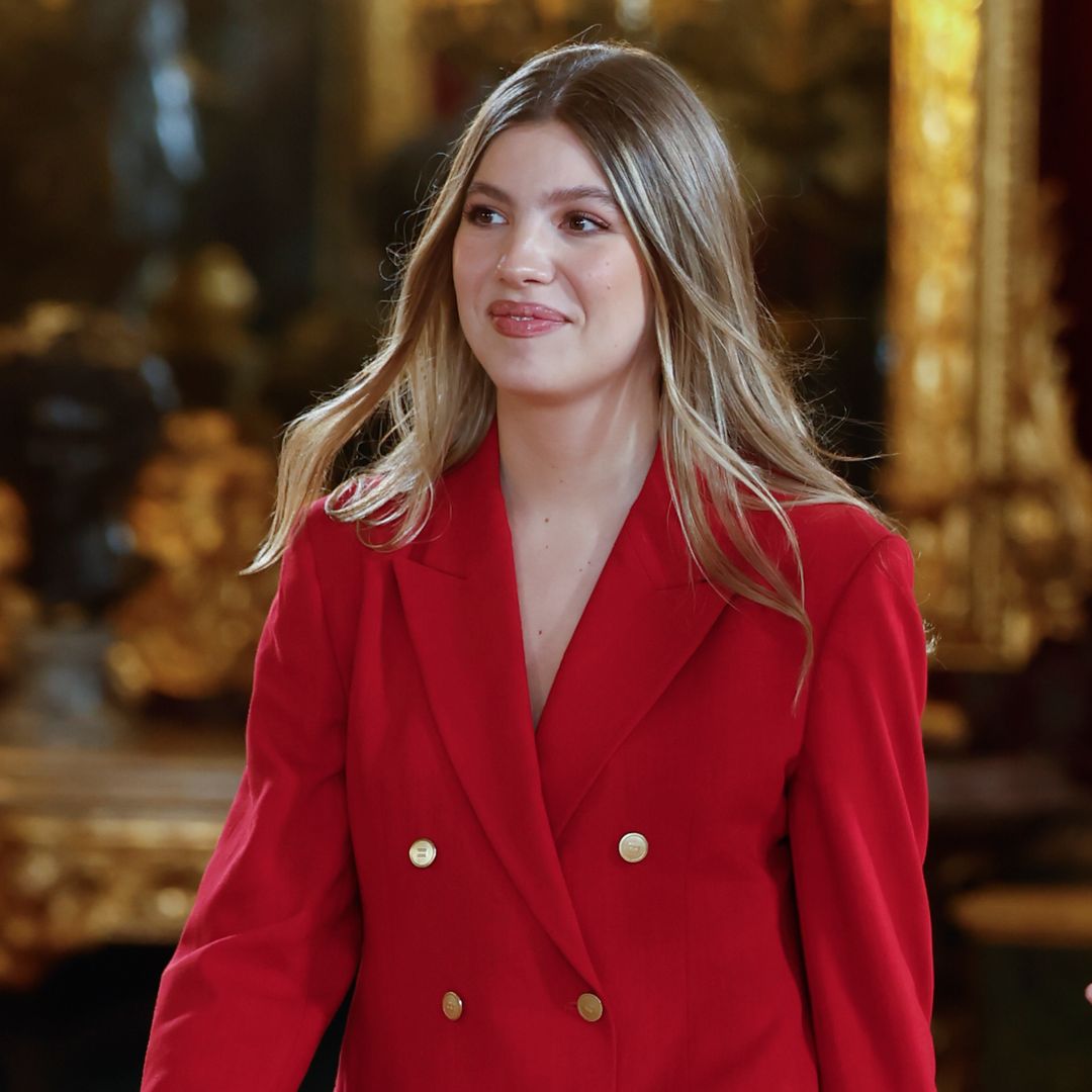 La infanta Sofía recupera su simbólico traje rojo un año después y lo convierte en el guiño más español para el 12 de octubre