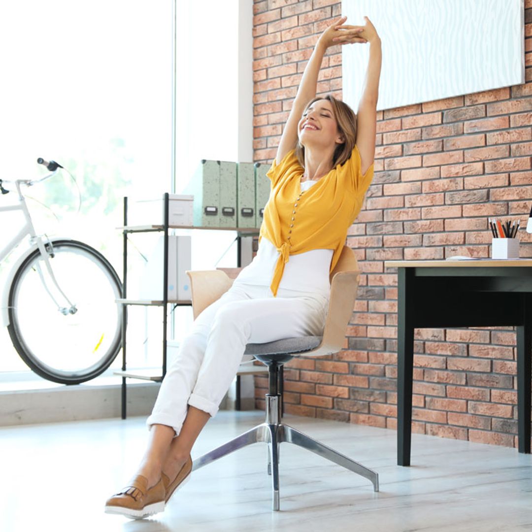 ¡Toma nota! Estos ejercicios fáciles para glúteos los puedes hacer sentada