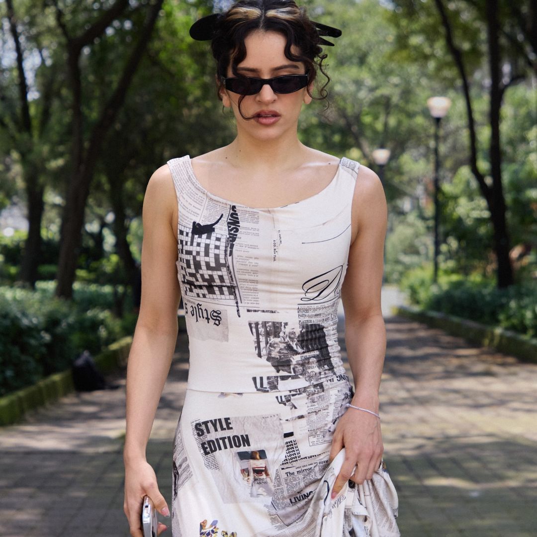 Rosalía revive el estilo de Carrie Bradshaw con uno de los estampados más icónicos