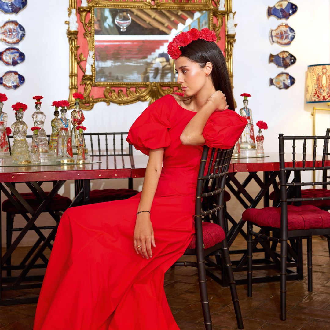Victoria Federica, enfundada en un vestido rojo vivo que emerge con sinergia con las tonalidades rojas de la casa 