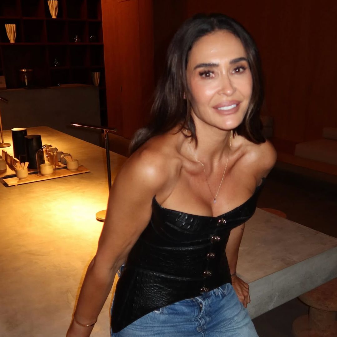 Vicky Martín Berrocal en Medellín, Colombia, llevando un corsé por primera vez en sus 53 años. 