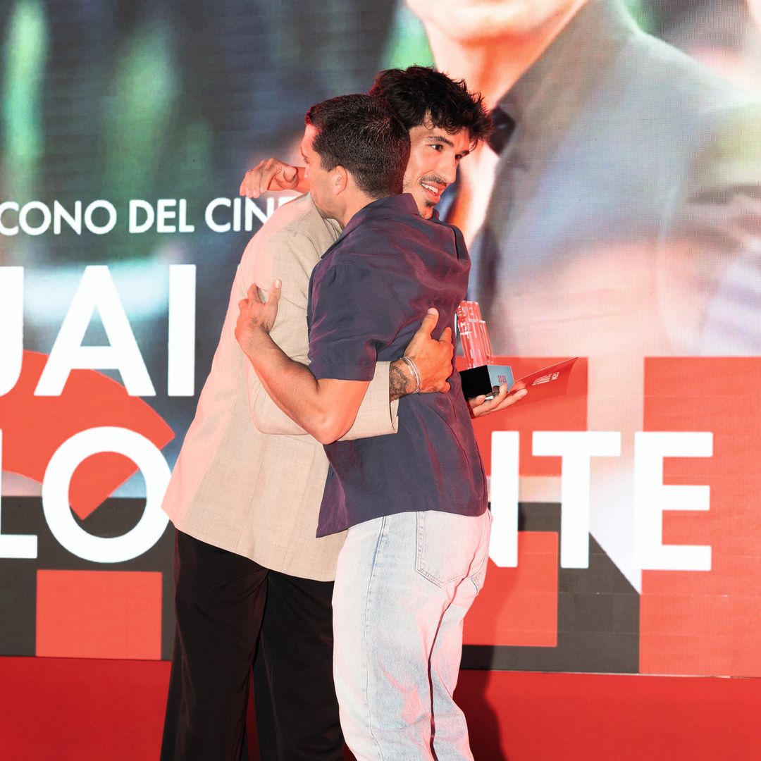 Jaime Lorente, premio GEN ¡H! Icono del Cine, recibió el galardón de manos de Aleix Puig, fundador de Vicio