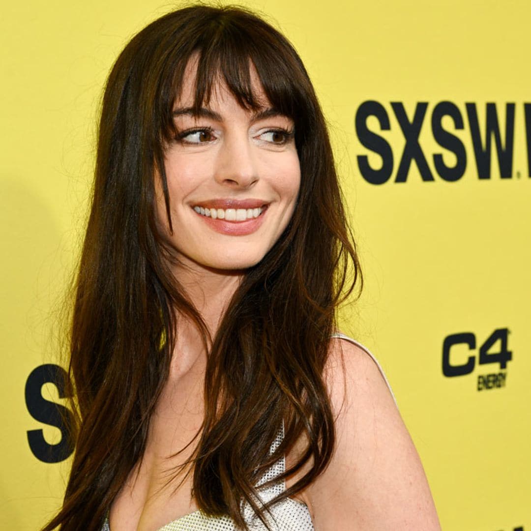 El minivestido de cristales con el que Anne Hathaway revive la moda 'disco' en Texas
