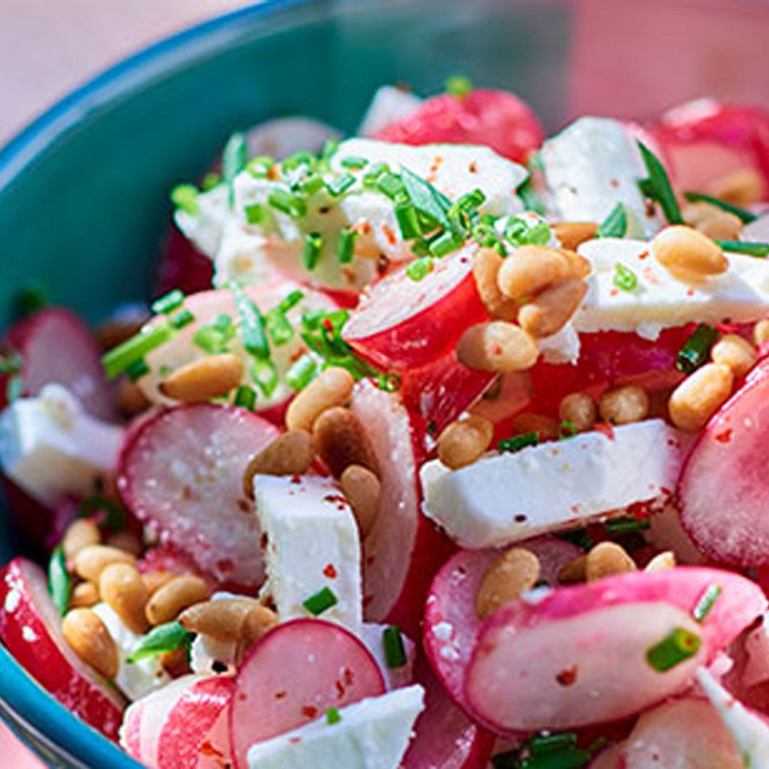 Ensalada de rábanos con queso feta y piñones