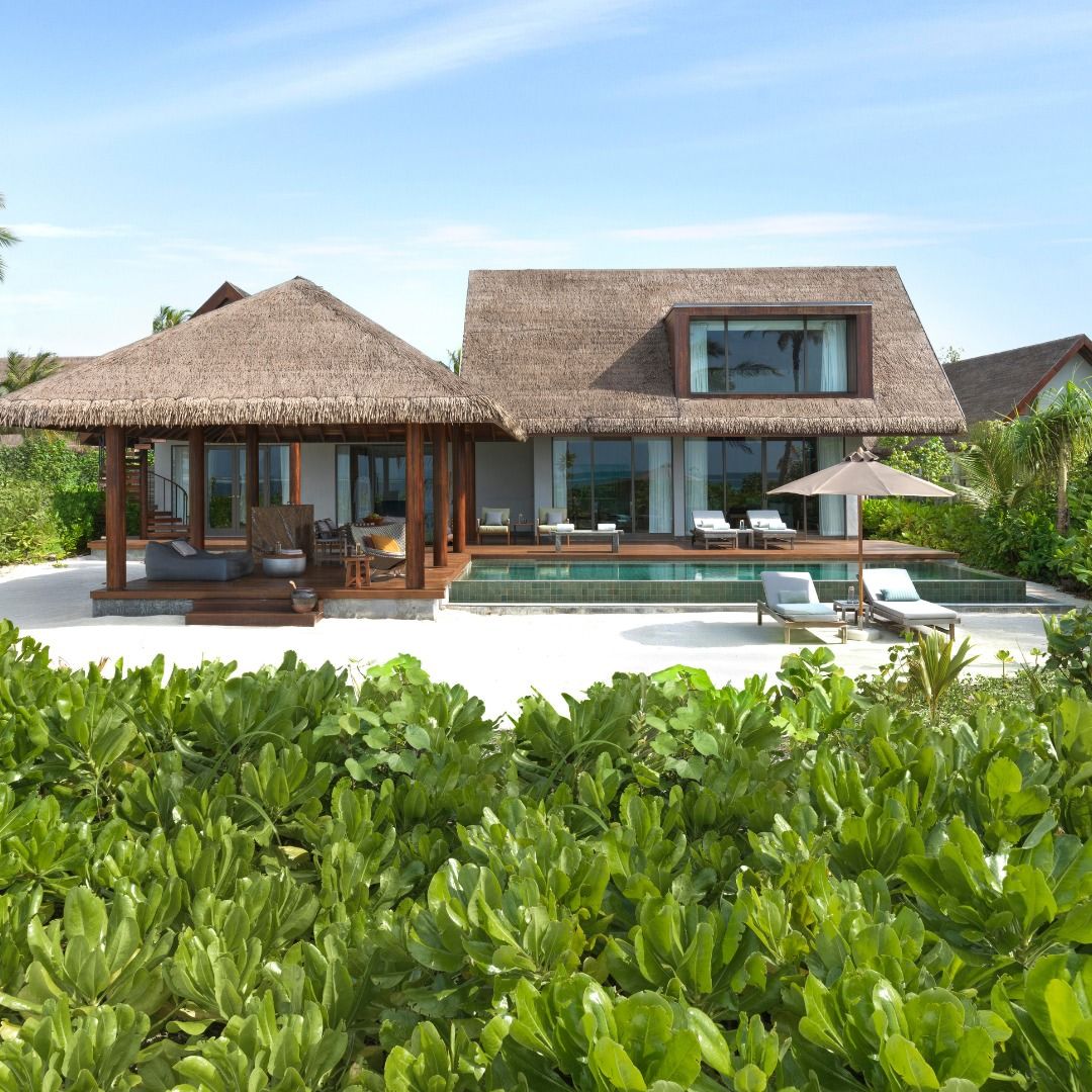 Six Senses Kanuhura, un oasis tropical con bungalós frente a la playa y elegantes villas sobre el agua, Maldivas