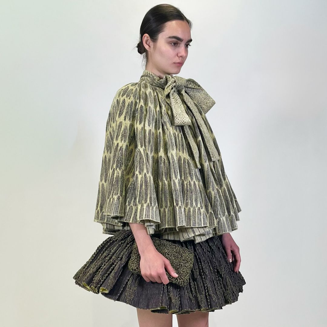 Así es el vestido inspirado en abejas que está conquistando el internet