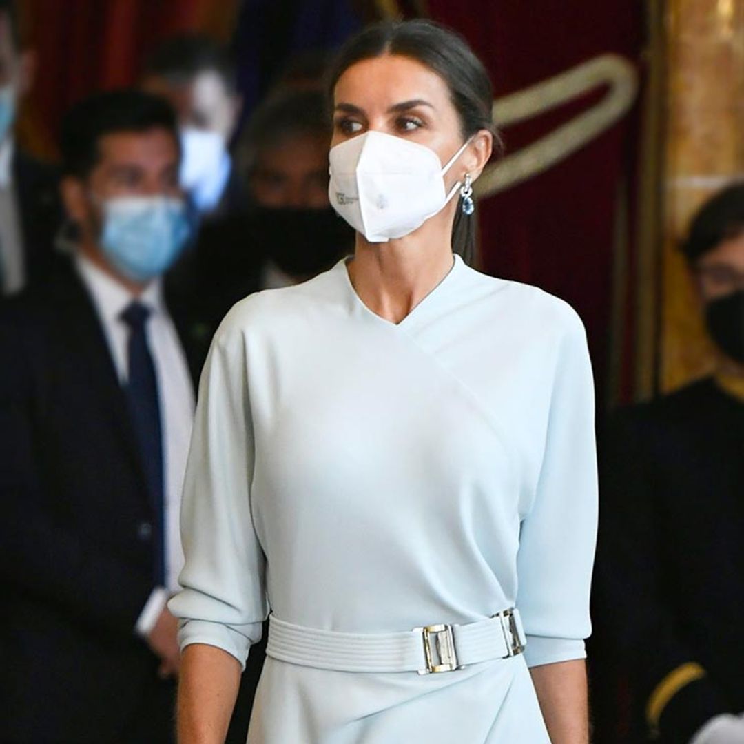 El exclusivo vestido azul con el que la Reina rompió una tradición: hablamos con su diseñadora