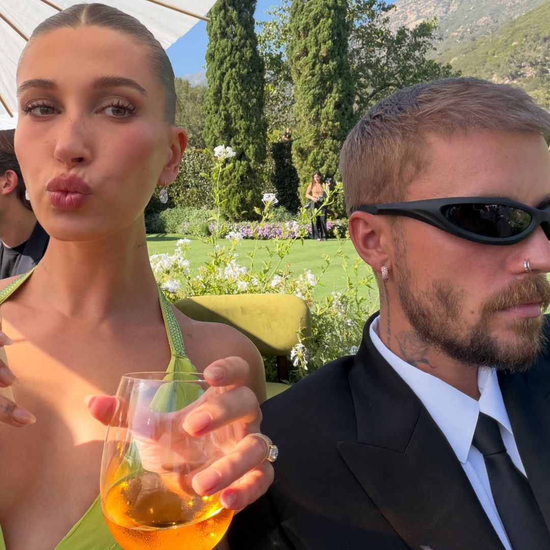 Justin y Hailey Bieber presumen de amor en la boda de Finneas, hermano de Billie Eilish