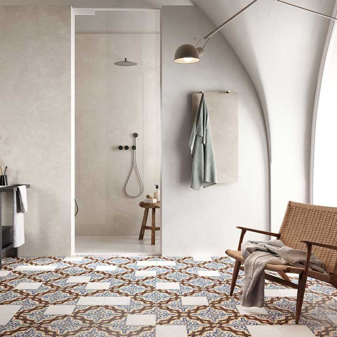 Cómo decorar un baño 'XL' para que no resulte ni frío ni desangelado