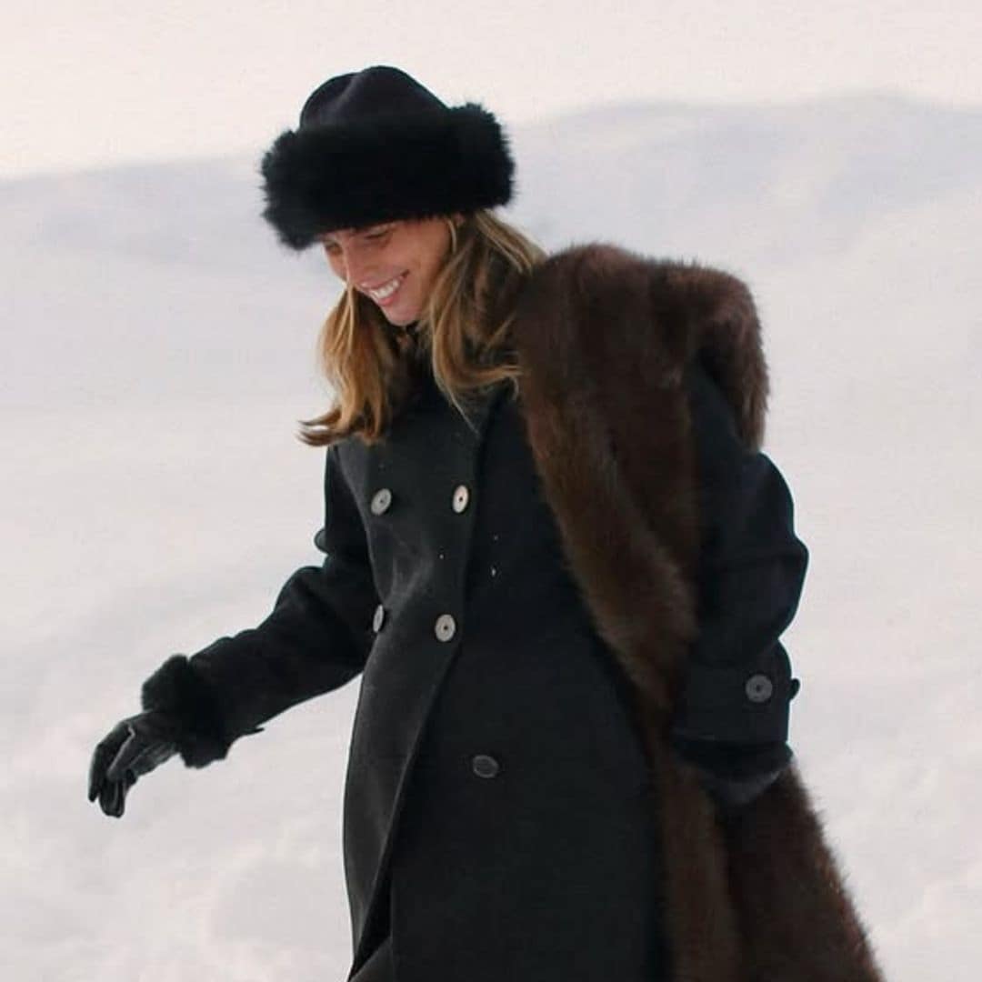 El look de Lucía Bárcena en la nieve: gorro ruso y estola de pelo en la recta final de su embarazo