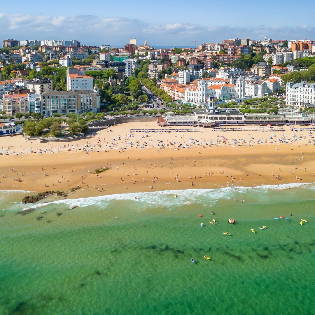 El Sardinero, la playa de Santander donde nacieron el surf en España y la pasión por las palas