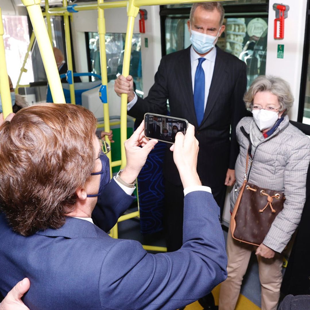 Los Reyes, dos viajeros más a bordo de un autobús urbano por las calles de Madrid