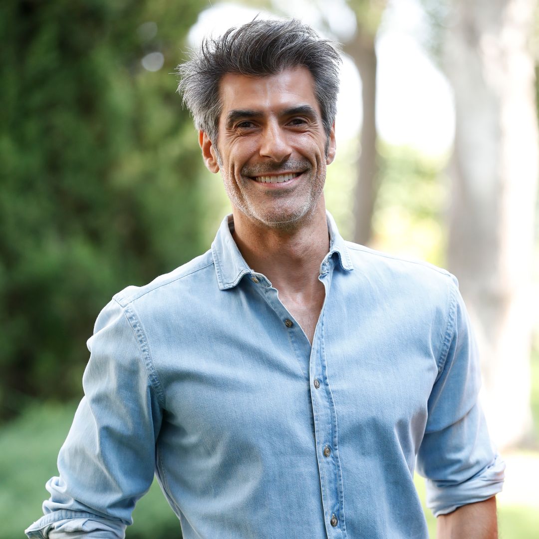 Jorge Fernández y su novia derrochan amor y elegancia como invitados de boda en una imagen nunca vista de la pareja