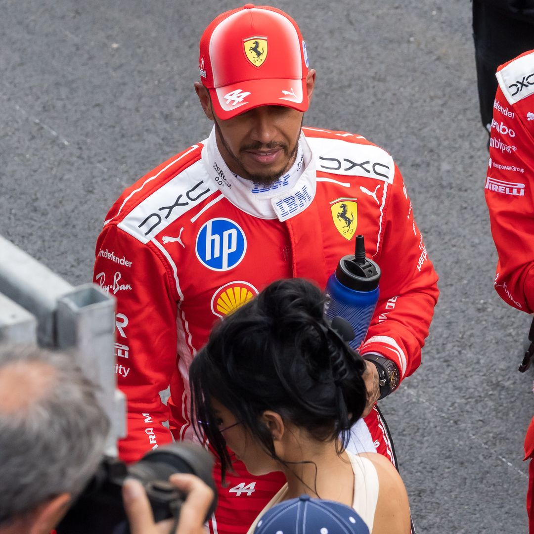Las fotos de Lewis Hamilton en Barcelona que han sorprendido por su gran parecido a Cucurella