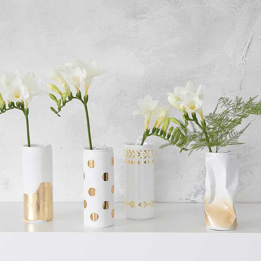 Convierte unas sencillas latas de refresco en unos sofisticados floreros para decorar