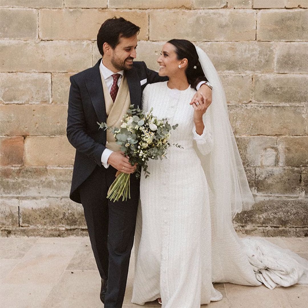 La boda en Baeza de Mariló: una novia velada, con vestido de 'tweed' y un segundo look lencero
