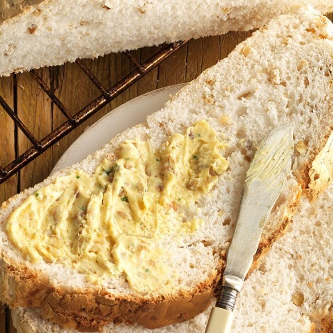 Pan de nueces sin gluten con mantequilla de curry y nueces