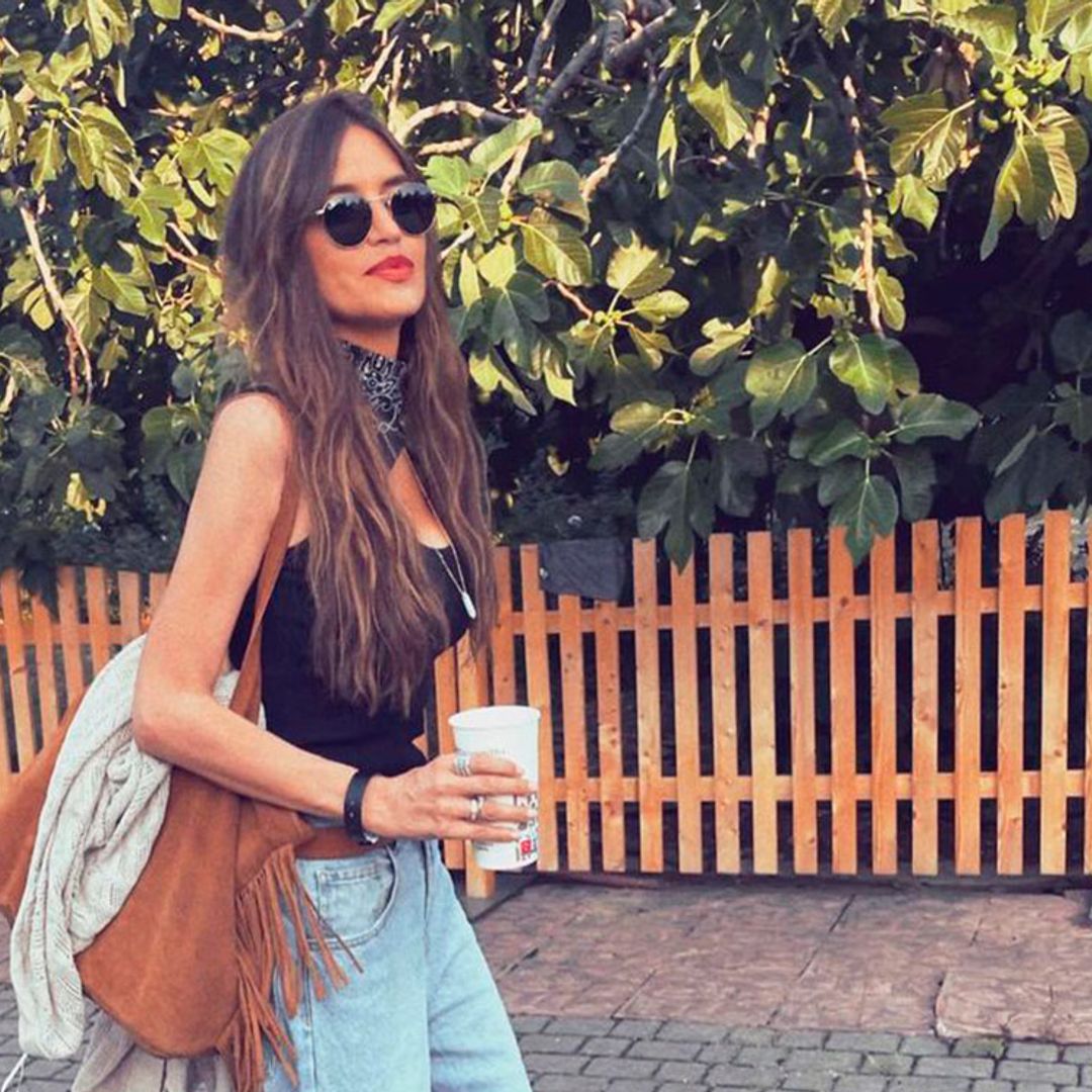 Sara Carbonero, la reina de los festivales con el look más 'chic' de la semana: vaqueros y alpargatas