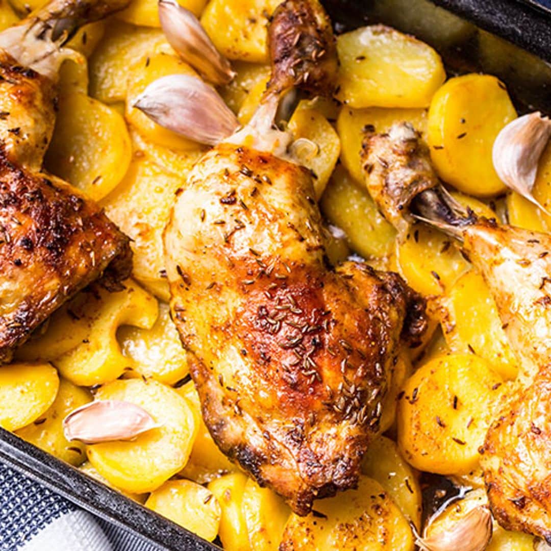 Contramuslos de pollo asados con patatas y ajos